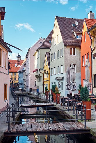 Malerische Altstadt von Memmingen mit bunten Häusern, kleinen Brücken und einem Kanal.